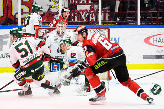 Stökigt framför Frölundas målvakt Johan Mattsson