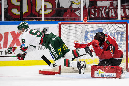 Frölundas Simon Hjalmarsson kolliderar med Malmö Redhawks