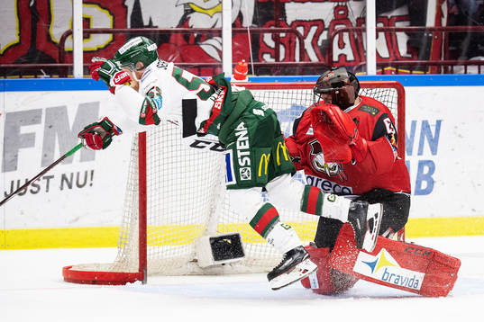 Frölundas Simon Hjalmarsson kolliderar med Malmö Redhawks