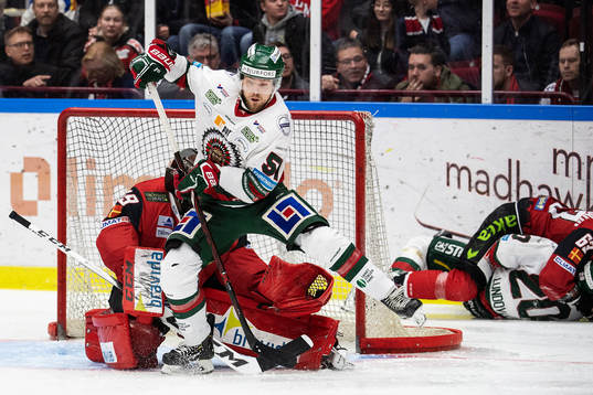 Frölundas Mats Rosseli Olsen framför Malmö Redhawks