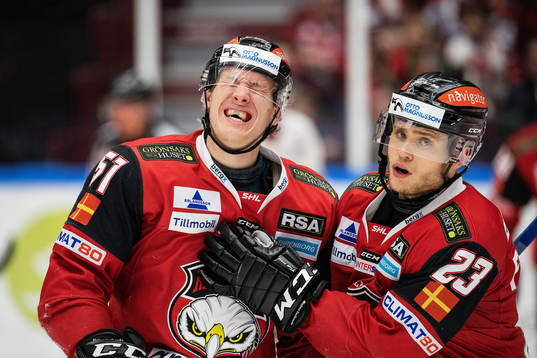Malmö Redhawks Emil Sylvegård har ont bredvid Christoffer
