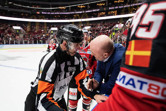 Malmö Redhawks tränare Peter Andersson i diskussion med