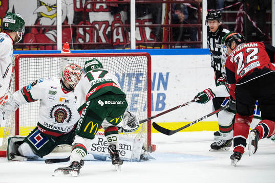 Frölundas målvakt Johan Mattsson räddar skott från
