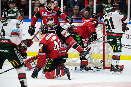 Frölundas Chay Genoway (tv) gör 3-4 bakom Malmö Redhawks