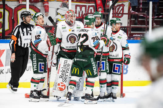 Frölundas spelare jublar med målvakt Johan Mattsson