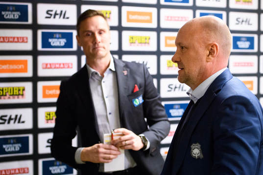 Frölundas tränare Roger Rönnberg och Malmö Redhawks