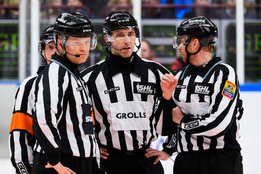 Domarna Ludvig Lundgren, Anders Nyqvist, Linus Öhlund och