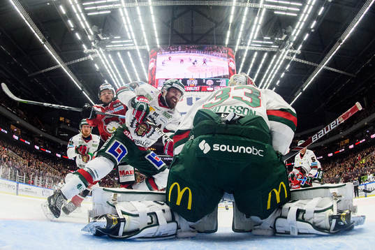 Malmö Redhawks Johan Olofsson oroar framför Frölundas