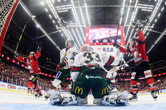Malmö Redhawks Konstantin Komarek (tv) jublar ihop med