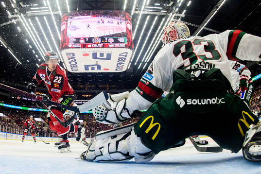 Malmö Redhawks Lars Bryggman oroar framför Frölundas