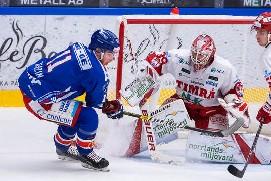 Oskarshamns Joakim Thelin och Timrås målvakt Niklas