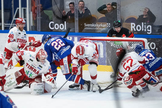Timrås målvakt Niklas Svedberg och Sebastian Collberg mot
