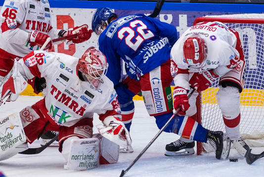 Oskarshamns John Dahlström och Timrås målvakt Niklas