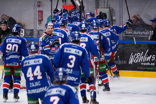 Oskarshamns spelare jublar med Jonas Engström