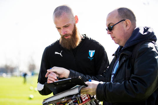 Malmö FFs Jo Inge Berget skriver autografer