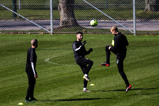 Malmö FFs Erdal Rakip och Franz Brorsson i duell