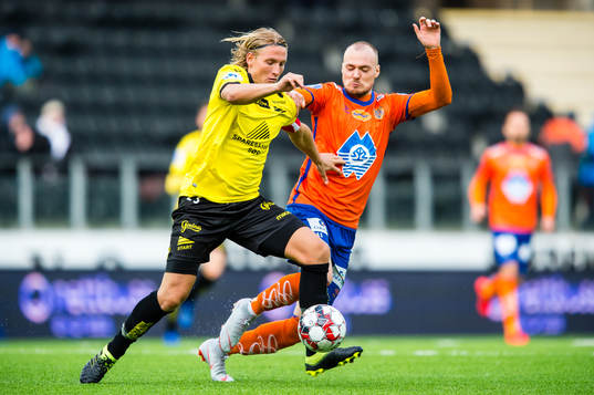 Erlend Segberg of Start and  Aron Elis Thrandarson of
