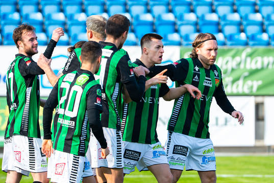 GAIS August Wangberg jublar med lagkamrater