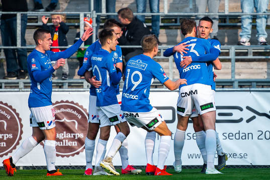 Trelleborgs Felix Hörberg jublar med lagkamrater