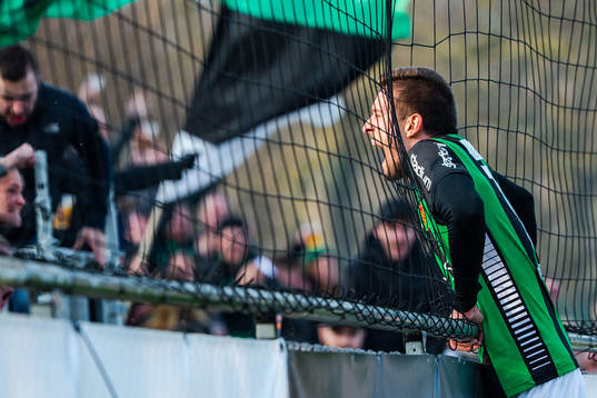 GAIS Nikola Asceric jublar mot supportrar