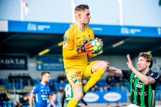Trelleborgs målvakt Philip Mårtensson mot GAIS August