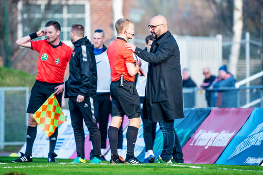Domaren Fredrik Klitte och GAIS tränare Bosko Orovic