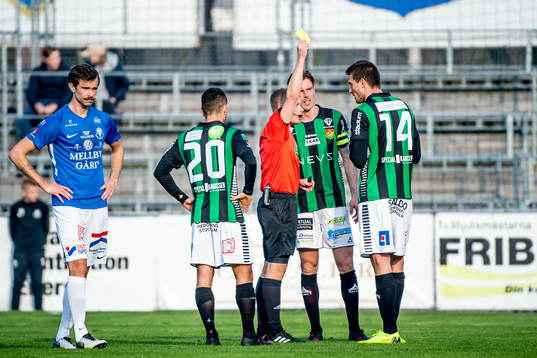 Domaren Fredrik Klitte ger GAIS Nikola Asceric  gult kort