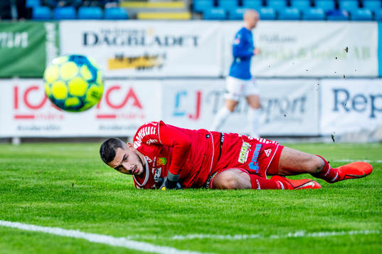 GAIS målvakt Marko Johansson gör en jätteräddning