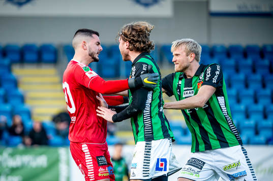 GAIS målvakt Marko Johansson jublar med lagkamraterna