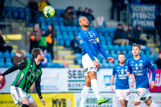 Trelleborgs Salif Camara Jönsson nickar bollen