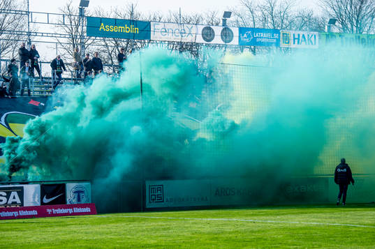 GAIS supportrar tänder bengaler innan fotbollsmatchen i
