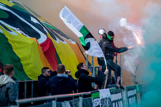 GAIS supportrar tänder bengaler innan fotbollsmatchen i
