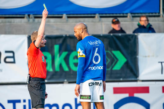 Domaren Fredrik Klitte ger Trelleborgs Salif Camara