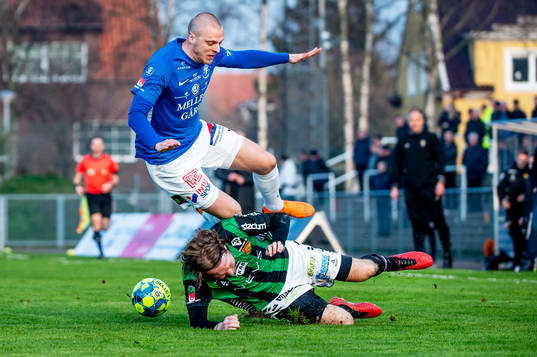 Trelleborgs Mattias Håkansson mot GAIS Emil Wahlström