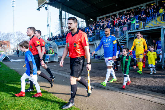 Trelleborgs Salif Camara Jönsson kommer in på planen med