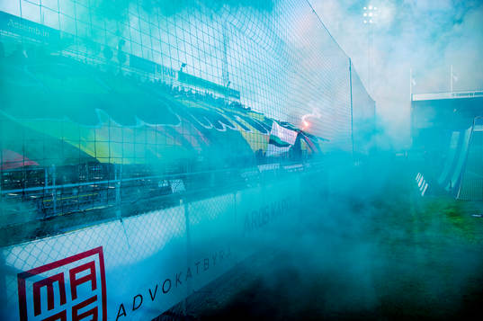 GAIS supportrar tänder bengaler innan fotbollsmatchen i