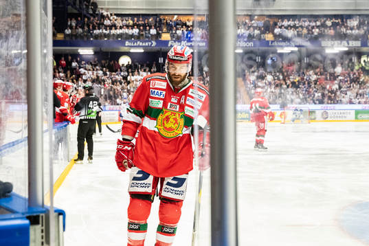Moras Andrew Rowe av isen