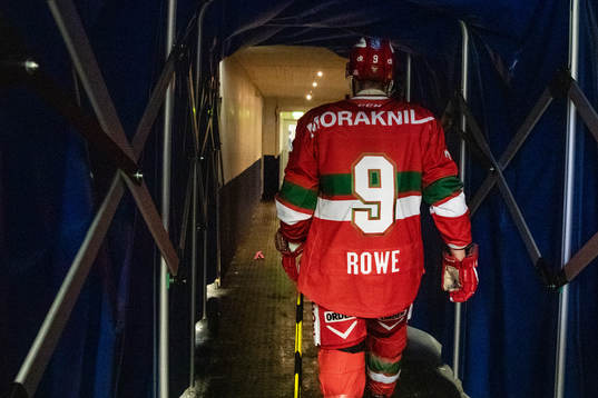 Moras Andrew Rowe av isen