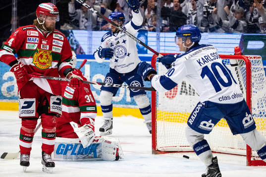 Moras Viktor Amnér och målvakt Janne Juvonen deppar