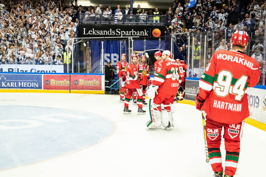 Moras spelarna lämnar isen