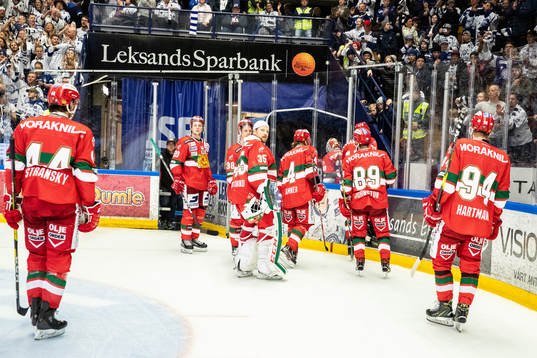 Moras spelarna lämnar isen