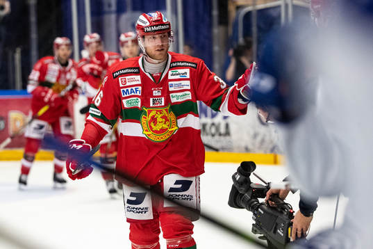 Moras Jonathan Carlsson jublar