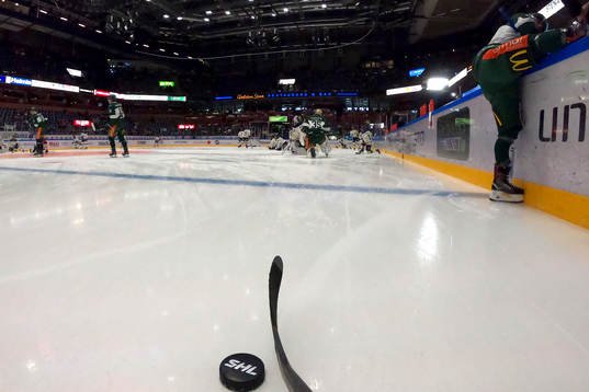 Färjestads Jesper Olofsson dribblar