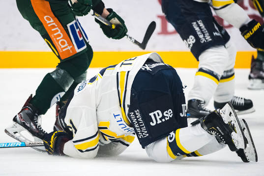 s Mattias Tedenby har ont