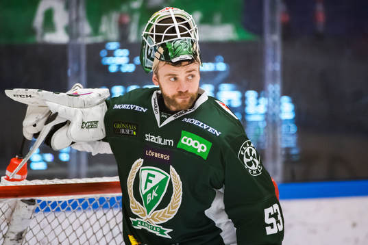 Färjestads målvakt Markus Svensson deppar