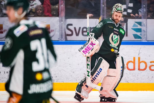 Färjestads målvakt Markus Svensson deppar