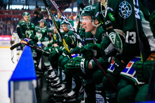 Färjestads Gustav Rydahl deppar med lagkamrater i båset