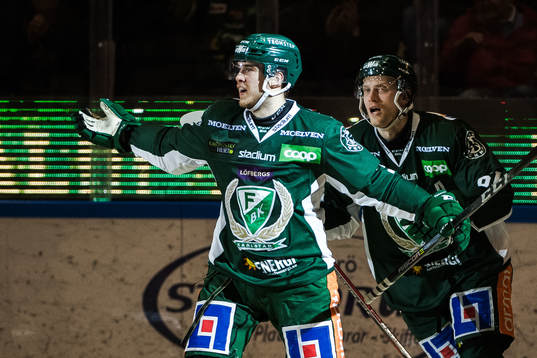 Färjestads Michael Lindqvist jublar med Johan Ryno