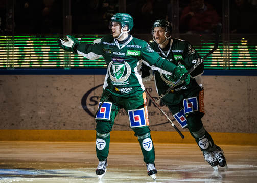 Färjestads Michael Lindqvist jublar med Johan Ryno
