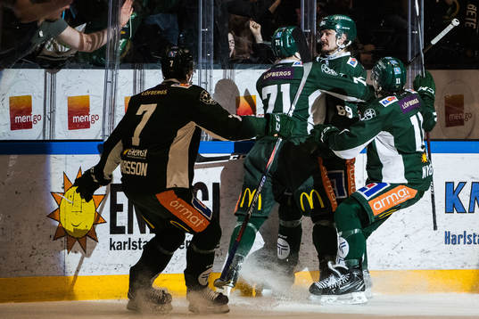 Färjestads Linus Johansson jublar med lagkamrater